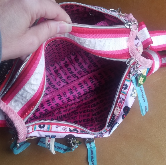 Vintage Harajuku Lovers Pink Graphic Crossbody Shoulder Bag W/ Enameled Charms - Picture 10 of 14